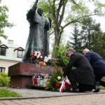 18.05.2021. Kielce. Złożenie kwiatów przed pomnikiem Jana Pawła II. Na zdjęciu (od lewej): senator Krzysztof Słoń i Rafał Nowak - wicewojewoda świętokrzyski / Wiktor Taszlow / Radio Kielce