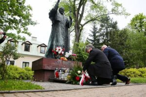 18.05.2021. Kielce. Złożenie kwiatów przed pomnikiem Jana Pawła II. Na zdjęciu (od lewej): senator Krzysztof Słoń i Rafał Nowak - wicewojewoda świętokrzyski / Wiktor Taszlow / Radio Kielce