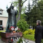 18.05.2021. Kielce. Złożenie kwiatów przed pomnikiem Jana Pawła II. Na zdjęciu (od lewej): senator Krzysztof Słoń i Rafał Nowak - wicewojewoda świętokrzyski / Wiktor Taszlow / Radio Kielce