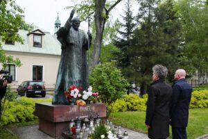 18.05.2021. Kielce. Złożenie kwiatów przed pomnikiem Jana Pawła II. Na zdjęciu (od lewej): senator Krzysztof Słoń i Rafał Nowak - wicewojewoda świętokrzyski / Wiktor Taszlow / Radio Kielce