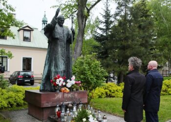 18.05.2021. Kielce. Złożenie kwiatów przed pomnikiem Jana Pawła II. Na zdjęciu (od lewej): senator Krzysztof Słoń i Rafał Nowak - wicewojewoda świętokrzyski / Wiktor Taszlow / Radio Kielce