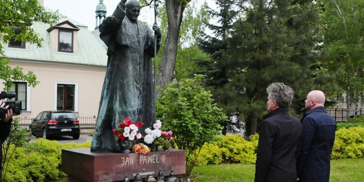 18.05.2021. Kielce. Złożenie kwiatów przed pomnikiem Jana Pawła II. Na zdjęciu (od lewej): senator Krzysztof Słoń i Rafał Nowak - wicewojewoda świętokrzyski / Wiktor Taszlow / Radio Kielce