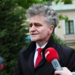 18.05.2021. Kielce. Złożenie kwiatów przed pomnikiem Jana Pawła II. Na zdjęciu: senator Krzysztof Słoń / Wiktor Taszlow / Radio Kielce