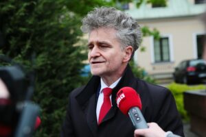 18.05.2021. Kielce. Złożenie kwiatów przed pomnikiem Jana Pawła II. Na zdjęciu: senator Krzysztof Słoń / Wiktor Taszlow / Radio Kielce