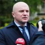 18.05.2021. Kielce. Złożenie kwiatów przed pomnikiem Jana Pawła II. Na zdjęciu: Rafał Nowak - wicewojewoda świętokrzyski / Wiktor Taszlow / Radio Kielce