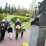 18.05.2021. Kielce. Szkoła Podstawowa nr 23. Złożenie kwiatów przed pomnikiem Jana Pawła II. Na zdjęciu (od lewej): ks. Tadeusz Szeląg - proboszcz Parafii Matki Bożej Fatimskiej w Kielcach, Zbigniew Koniusz - wojewoda świętokrzyski wraz z uczniami szkoły / Wiktor Taszlow / Radio Kielce