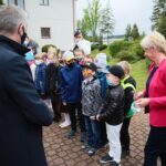 18.05.2021. Kielce. Szkoła Podstawowa nr 23. Złożenie kwiatów przed pomnikiem Jana Pawła II. Na zdjęciu: Zbigniew Koniusz - wojewoda świętokrzyski wraz z uczniami i nauczycielami szkoły / Wiktor Taszlow / Radio Kielce