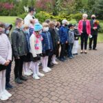 18.05.2021. Kielce. Szkoła Podstawowa nr 23. Złożenie kwiatów przed pomnikiem Jana Pawła II. Na zdjęciu: Zbigniew Koniusz - wojewoda świętokrzyski wraz z uczniami i nauczycielami szkoły / Wiktor Taszlow / Radio Kielce