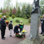 18.05.2021. Kielce. Szkoła Podstawowa nr 23. Złożenie kwiatów przed pomnikiem Jana Pawła II. Na zdjęciu (od lewej):  ks. Tadeusz Szeląg - proboszcz Parafii Matki Bożej Fatimskiej w Kielcach, Zbigniew Koniusz - wojewoda świętokrzyski wraz z uczniami szkoły / Wiktor Taszlow / Radio Kielce