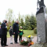 18.05.2021. Kielce. Szkoła Podstawowa nr 23. Złożenie kwiatów przed pomnikiem Jana Pawła II. Na zdjęciu (od lewej): ks. Tadeusz Szeląg - proboszcz Parafii Matki Bożej Fatimskiej w Kielcach, Zbigniew Koniusz - wojewoda świętokrzyski wraz z uczniami szkoły / Wiktor Taszlow / Radio Kielce