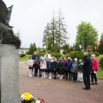 18.05.2021. Kielce. Szkoła Podstawowa nr 23. Złożenie kwiatów przed pomnikiem Jana Pawła II. Na zdjęciu: Zbigniew Koniusz - wojewoda świętokrzyski, ks. Tadeusz Szeląg - proboszcz Parafii Matki Bożej Fatimskiej w Kielcach wraz z uczniami i nauczycielami szkoły / Wiktor Taszlow / Radio Kielce