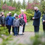 18.05.2021. Kielce. Szkoła Podstawowa nr 23. Złożenie kwiatów przed pomnikiem Jana Pawła II. Na zdjęciu (od prawej): ks. Tadeusz Szeląg - proboszcz Parafii Matki Bożej Fatimskiej w Kielcach, Zbigniew Koniusz - wojewoda świętokrzyski wraz z uczniami szkoły / Wiktor Taszlow / Radio Kielce