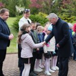 18.05.2021. Kielce. Szkoła Podstawowa nr 23. Złożenie kwiatów przed pomnikiem Jana Pawła II. Na zdjęciu: Zbigniew Koniusz - wojewoda świętokrzyski wraz z uczniami szkoły / Wiktor Taszlow / Radio Kielce