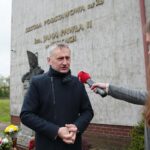18.05.2021. Kielce. Szkoła Podstawowa nr 23. Złożenie kwiatów przed pomnikiem Jana Pawła II. Na zdjęciu: Zbigniew Koniusz - wojewoda świętokrzyski / Wiktor Taszlow / Radio Kielce