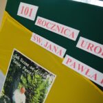 18.05.2021. Kielce. Szkoła Podstawowa nr 23. Złożenie kwiatów przed pomnikiem Jana Pawła II / Wiktor Taszlow / Radio Kielce