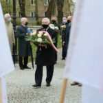 01.05.2021. Kielce. Złożenie kwiatów pod pomnikiem upamiętniającym powstanie Solidarności na skwerze Stefana Żeromskiego. Na zdjęciu: Krzysztof Lipiec- poseł / Wiktor Taszłow / Radio Kielce