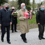 01.05.2021. Kielce. Złożenie kwiatów pod pomnikiem upamiętniającym powstanie Solidarności na skwerze Stefana Żeromskiego. Na zdjęciu (od lewej): Mieczysław Gójski - wiceprzewodniczący świętokrzyskiej Solidarności, Waldemar Bartrosz - przewodniczący świętokrzyskiej Solidarności, Kazimierz Pasternak - wiceprzewodniczący świętokrzyskiej Solidarności / Wiktor Taszłow / Radio Kielce