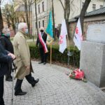 01.05.2021. Kielce. Złożenie kwiatów pod pomnikiem upamiętniającym powstanie Solidarności na skwerze Stefana Żeromskiego. Na zdjęciu (od lewej): Mieczysław Gójski - wiceprzewodniczący świętokrzyskiej Solidarności, Kazimierz Pasternak - wiceprzewodniczący świętokrzyskiej Solidarności, Waldemar Bartrosz - przewodniczący świętokrzyskiej Solidarności / Wiktor Taszłow / Radio Kielce