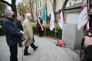 01.05.2021. Kielce. Złożenie kwiatów pod pomnikiem upamiętniającym powstanie Solidarności na skwerze Stefana Żeromskiego. Na zdjęciu (od lewej): Mieczysław Gójski - wiceprzewodniczący świętokrzyskiej Solidarności, Kazimierz Pasternak - wiceprzewodniczący świętokrzyskiej Solidarności, Waldemar Bartrosz - przewodniczący świętokrzyskiej Solidarności / Wiktor Taszłow / Radio Kielce