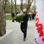 01.05.2021. Kielce. Złożenie kwiatów pod pomnikiem upamiętniającym powstanie Solidarności na skwerze Stefana Żeromskiego. Na zdjęciu: Piotr Wawrzyk - wiceminister spraw zagranicznych / Wiktor Taszłow / Radio Kielce