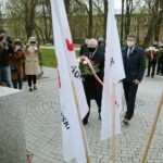 01.05.2021. Kielce. Złożenie kwiatów pod pomnikiem upamiętniającym powstanie Solidarności na skwerze Stefana Żeromskiego. Na zdjęciu (od lewej): poseł Krzysztof Lipiec, Jarosław Karyś - wiceprzewodniczący rady miasta / Wiktor Taszłow / Radio Kielce