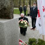 01.05.2021. Kielce. Złożenie kwiatów pod pomnikiem upamiętniającym powstanie Solidarności na skwerze Stefana Żeromskiego. Na zdjęciu (od lewej): Krzysztof Lipiec - poseł, Jarosław Karyś - wiceprzewodniczący rady miasta / Wiktor Taszłow / Radio Kielce