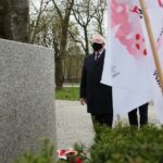 01.05.2021. Kielce. Złożenie kwiatów pod pomnikiem upamiętniającym powstanie Solidarności na skwerze Stefana Żeromskiego. Na zdjęciu: Krzysztof Lipiec - poseł / Wiktor Taszłow / Radio Kielce