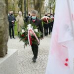 01.05.2021. Kielce. Złożenie kwiatów pod pomnikiem upamiętniającym powstanie Solidarności na skwerze Stefana Żeromskiego. Na zdjęciu: Krzysztof Słoń - senator / Wiktor Taszłow / Radio Kielce