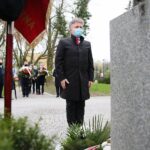 01.05.2021. Kielce. Złożenie kwiatów pod pomnikiem upamiętniającym powstanie Solidarności na skwerze Stefana Żeromskiego. Na zdjęciu: Krzysztof Słoń - senator / Wiktor Taszłow / Radio Kielce