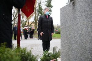 01.05.2021. Kielce. Złożenie kwiatów pod pomnikiem upamiętniającym powstanie Solidarności na skwerze Stefana Żeromskiego. Na zdjęciu: Krzysztof Słoń - senator / Wiktor Taszłow / Radio Kielce