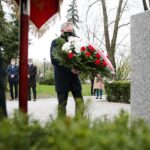 01.05.2021. Kielce. Złożenie kwiatów pod pomnikiem upamiętniającym powstanie Solidarności na skwerze Stefana Żeromskiego. Na zdjęciu: Zbigniew Koniusz - wojewoda świętokrzyski / Wiktor Taszłow / Radio Kielce