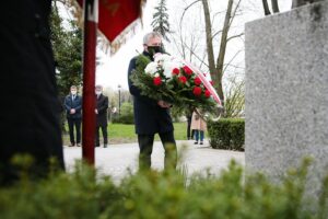 01.05.2021. Kielce. Złożenie kwiatów pod pomnikiem upamiętniającym powstanie Solidarności na skwerze Stefana Żeromskiego. Na zdjęciu: Zbigniew Koniusz - wojewoda świętokrzyski / Wiktor Taszłow / Radio Kielce