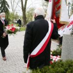 01.05.2021. Kielce. Złożenie kwiatów pod pomnikiem upamiętniającym powstanie Solidarności na skwerze Stefana Żeromskiego. Na zdjęciu: Tadeusz Kozior - radny, przewodniczący „Solidarności” w Chemarze / Wiktor Taszłow / Radio Kielce