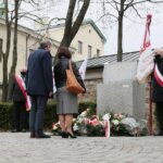 01.05.2021. Kielce. Złożenie kwiatów pod pomnikiem upamiętniającym powstanie Solidarności na skwerze Stefana Żeromskiego / Wiktor Taszłow / Radio Kielce