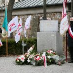 01.05.2021. Kielce. Złożenie kwiatów pod pomnikiem upamiętniającym powstanie Solidarności na skwerze Stefana Żeromskiego / Wiktor Taszłow / Radio Kielce