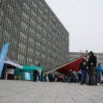 01.05.2021. Kielce. Punkt szczepień przed Świętokrzyskim Urzędem Wojewódzkim / Wiktor Taszłow / Radio Kielce