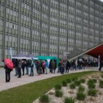 01.05.2021. Kielce. Punkt szczepień przed Świętokrzyskim Urzędem Wojewódzkim / Wiktor Taszłow / Radio Kielce