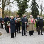 01.05.2021. Kielce. Złożenie kwiatów pod pomnikiem upamiętniającym powstanie Solidarności na skwerze Stefana Żeromskiego / Wiktor Taszłow / Radio Kielce