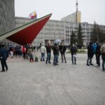 01.05.2021. Kielce. Punkt szczepień przed Świętokrzyskim Urzędem Wojewódzkim / Wiktor Taszłow / Radio Kielce