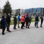 01.05.2021. Kielce. Punkt szczepień przed Świętokrzyskim Urzędem Wojewódzkim / Wiktor Taszłow / Radio Kielce