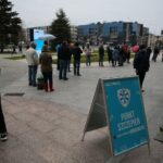 01.05.2021. Kielce. Punkt szczepień przed Świętokrzyskim Urzędem Wojewódzkim / Wiktor Taszłow / Radio Kielce