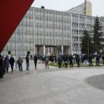 01.05.2021. Kielce. Punkt szczepień przed Świętokrzyskim Urzędem Wojewódzkim / Wiktor Taszłow / Radio Kielce