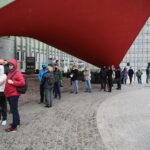 01.05.2021. Kielce. Punkt szczepień przed Świętokrzyskim Urzędem Wojewódzkim / Wiktor Taszłow / Radio Kielce