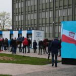 01.05.2021. Kielce. Punkt szczepień przed Świętokrzyskim Urzędem Wojewódzkim / Wiktor Taszłow / Radio Kielce