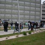 01.05.2021. Kielce. Punkt szczepień przed Świętokrzyskim Urzędem Wojewódzkim / Wiktor Taszłow / Radio Kielce