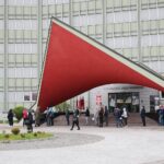 01.05.2021. Kielce. Punkt szczepień przed Świętokrzyskim Urzędem Wojewódzkim / Wiktor Taszłow / Radio Kielce