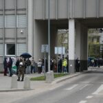 01.05.2021. Kielce. Punkt szczepień przed Świętokrzyskim Urzędem Wojewódzkim / Wiktor Taszłow / Radio Kielce