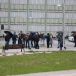 01.05.2021. Kielce. Punkt szczepień przed Świętokrzyskim Urzędem Wojewódzkim / Wiktor Taszłow / Radio Kielce