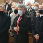 01.05.2021. Kielce. Msza z okazji Międzynarodowego Dnia Solidarności Ludzi Pracy w kościele Świętego Józefa Robotnika. Na zdjęciu (od lewej): Zbigniew Koniusz - wojewoda świętokrzyski, Krzysztof Słoń - senator, Piotr Wawrzyk - wiceminister spraw zagranicznych / Wiktor Taszłow / Radio Kielce