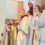 01.05.2021. Kielce. Msza z okazji Międzynarodowego Dnia Solidarności Ludzi Pracy w kościele Świętego Józefa Robotnika. Na zdjęciu (w środku): biskup Jan Piotrowski / Wiktor Taszłow / Radio Kielce